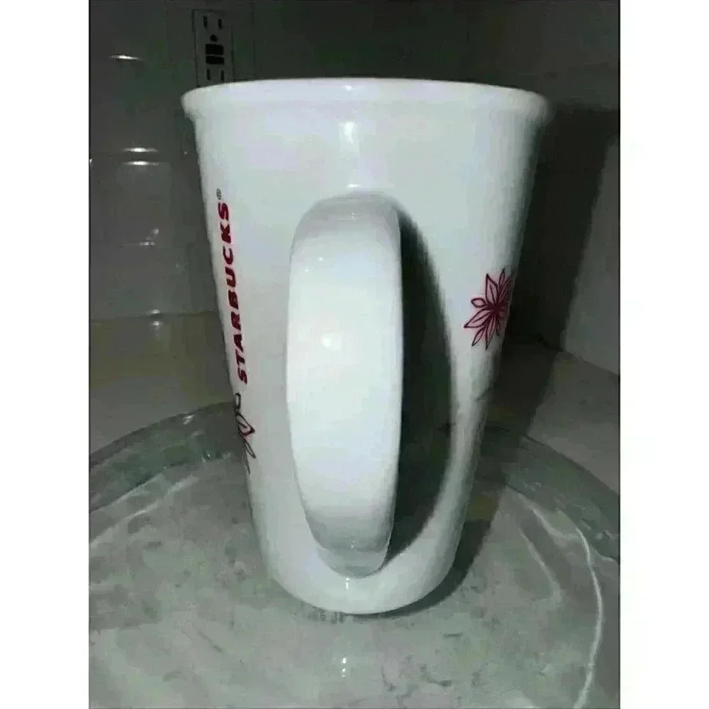 Starbucks Coffee Mug Cup Christmas Holiday 12 oz 345 ml Red Snowflakes